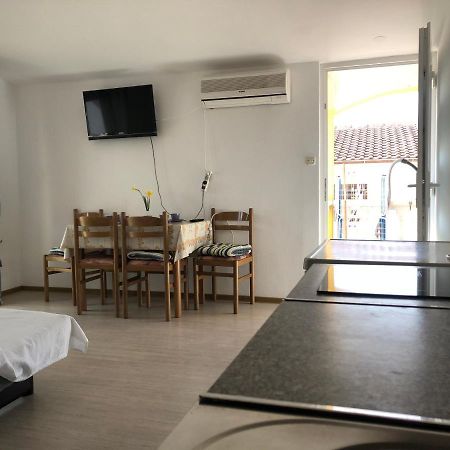 Apartments Marija Vir Bagian luar foto